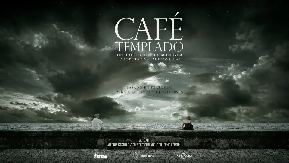 Fotograma de Café templado: dos figuras sentadas en un muro frente al mar, bajo un cielo cargado de nubes.